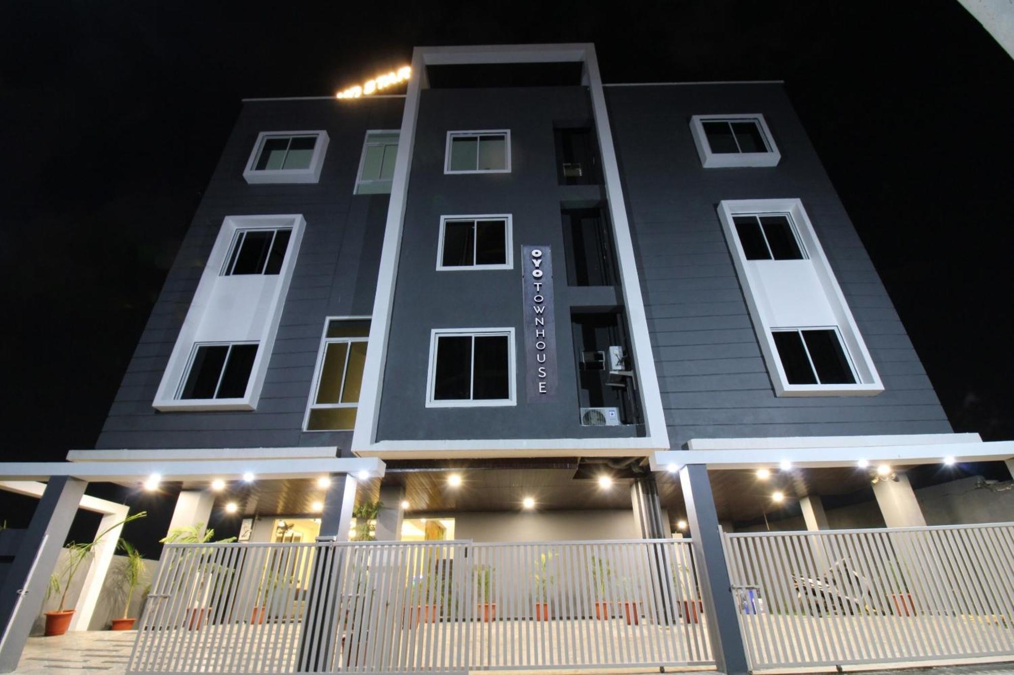 Townhouse Md Star Hotel นาคปุระ ภายนอก รูปภาพ